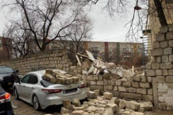 Фотография к новости: Ветер выбил стекла зданий и свалил кирпичный забор в Актау