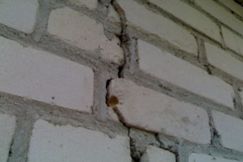 Фотография к новости: Жилая многоэтажка треснула пополам в Павлодаре