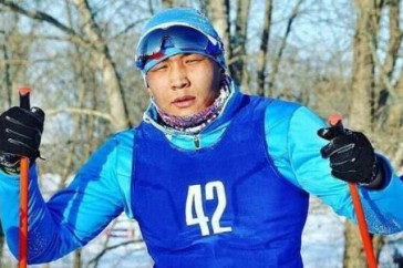 Фотография к новости: Знаменосец паралимпийской сборной РК финишировал седьмым в лыжной гонке