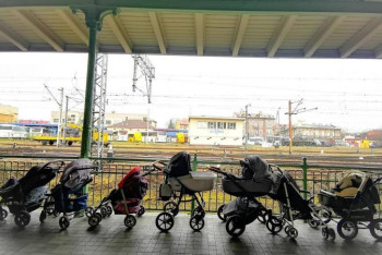 Фотография к новости: Польские мамы оставляют на вокзале коляски для украинских детей