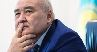 Подаренный акиму Шукееву чапан наделал шума в соцсетях