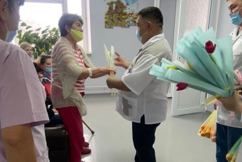 Фотография к новости: Неизвестный ежегодно шлёт цветы к 8 марта пациенткам онкоцентра в ВКО