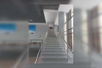 Фотография к новости: Платформа 9 ¾: после ремонта лестница "ушла" в стену в аэропорту Костаная