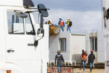 Фотография к новости: Субсидировать работодателю строительство арендных домов на селе для своих сотрудников предлагают в РК