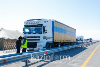 Всего восемь казахстанских грузовых машин осталось на территории Украины