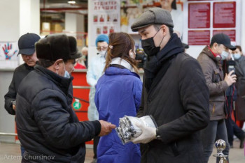 Фотография к новости: Обязательное ношение масок на улице отменили в РК