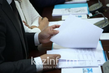 Фотография к новости: В Казахстане хотят запретить родственникам работать в одной нацкомпании