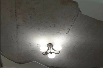 Фотография к новости: Штукатурка упала на голову ребёнку в новостройке Аксу