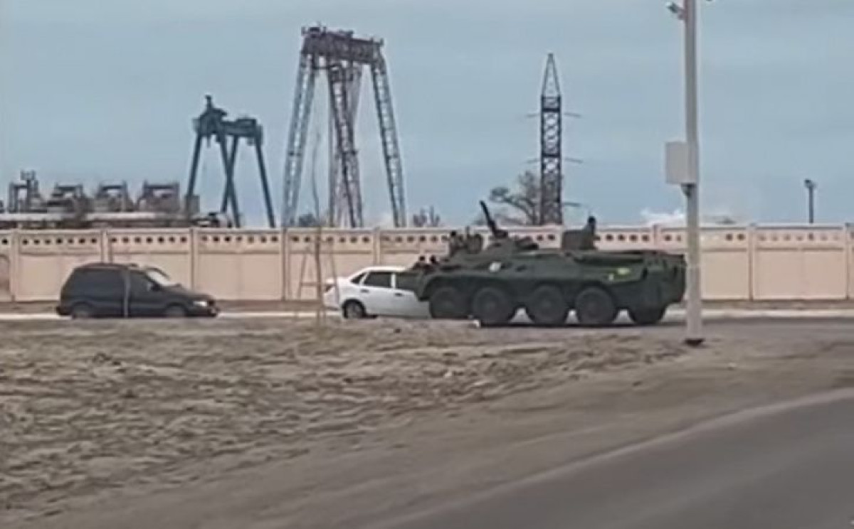 БТР столкнулся с легковушкой в пригороде Актау