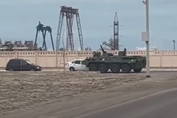 Фотография к новости: БТР столкнулся с легковушкой в пригороде Актау