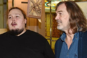 Фотография к новости: Сын Никаса Сафронова приковал себя наручниками к "Макдональдсу" в Москве