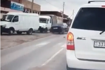 Фотография к новости: Выехал на "встречку" и сбил ребёнка. Видео с места ДТП в Мангистау