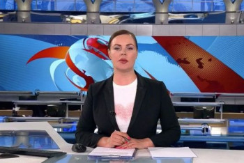 Фотография к новости: "Здесь вам врут" - девушка с плакатом ворвалась в эфир Первого канала