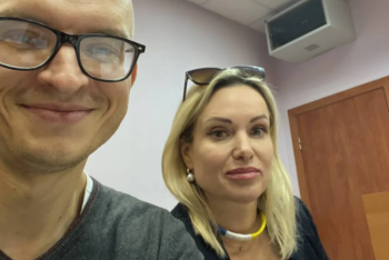 Фотография к новости: Журналистке с плакатом с "Первого канала" предложили убежище во Франции