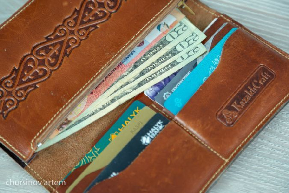 Банки должны контролировать покупку валюты их клиентами — Токаев