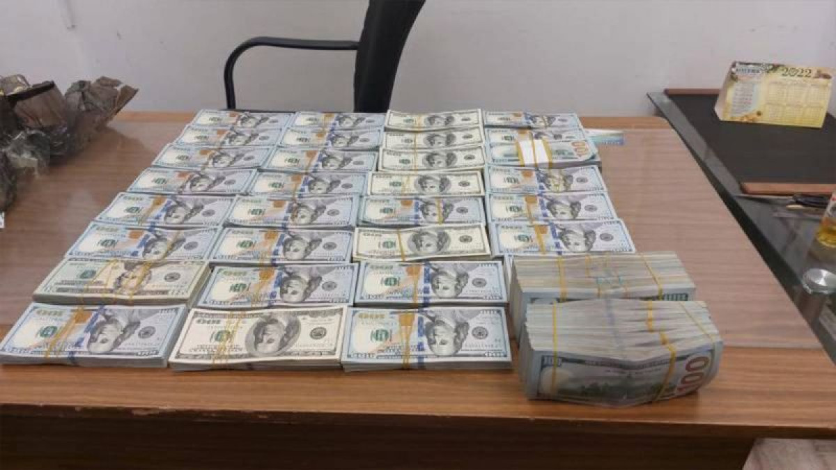 В сумке с двойным дном пытались вывезти 400 тысяч долларов из Казахстана
