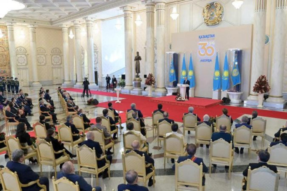 Токаев присудил госнаграды казахстанским дипломатам в Украине