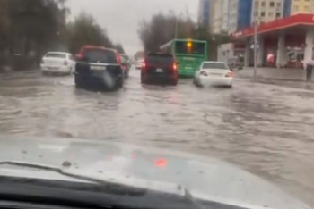 Фотография к новости: Потопы образовались в Алматы после дождей