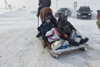 Фотография к новости: Беременную привезли на санях из заснеженного села в ЗКО