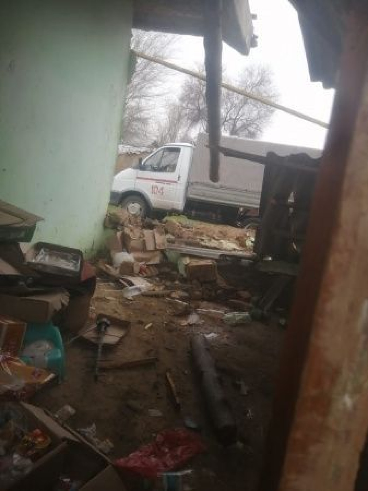 Постройка обрушилась в Шымкенте: многодетной семье ищут другое жилье