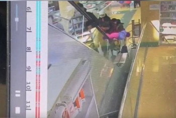 Фотография к новости: Младенец, выпавший из рук мамы на эскалаторе в Уральске, умер, не приходя в сознание