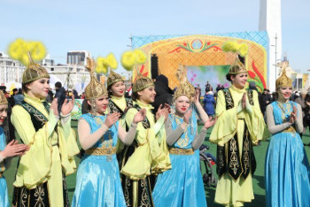 Фотография к новости: В Сети появились архивные кадры празднования Наурыза в Нур-Султане, в 2000 году