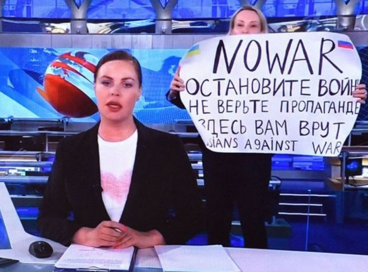 На Первом канале назвали предательством поступок журналистки с плакатом