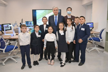 Фотография к новости: Токаев подарил автобус алматинскому Дворцу школьников