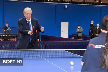 Фотография к новости: Президент сыграл партию настольного тенниса с юной спортсменкой