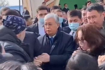 Токаев сделал замечание СОПовцу, грубо оттолкнувшему девушку