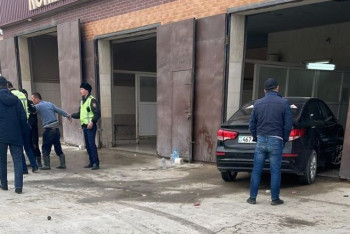 Фотография к новости: Иномарка влетела в автомойку в Мангистау