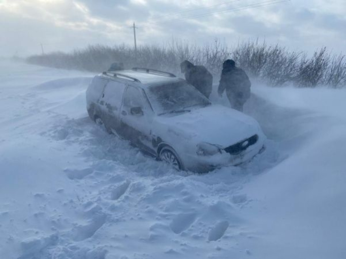 За сутки из снежных заносов эвакуировали свыше 90 человек в Казахстане