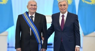Президент поздравил с 80-летним юбилеем автора государственного Герба РК