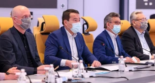 Премьер поручил усилить координацию по распределению социально значимых продуктов