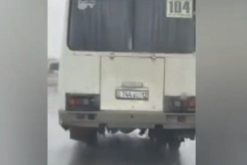 Фотография к новости: Пассажирский автобус без колеса разъезжал в Мангистау