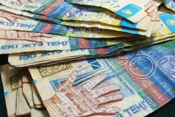 Фотография к новости: Не принимают бумажные 200 тенге: на жалобы казахстанцев отреагировали в Нацбанке