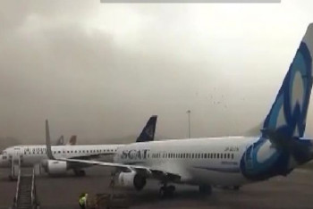 Фотография к новости: Сильный ветер раскрутил самолет в аэропорту Алматы