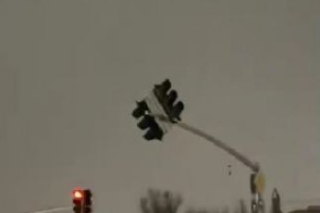 Фотография к новости: Ветер обрушил балкон и повредил светофор в Нур-Султане