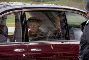 Фотография к новости: Елизавета II впервые за пять месяцев появилась на публике