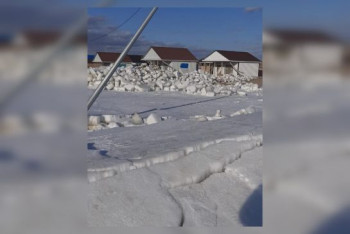 Фотография к новости: Из-за сильного ветра лед выбросило на берег озера в Кызылординской области, повреждены строения