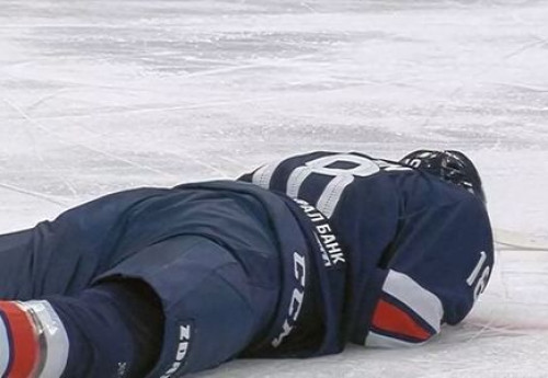 Фотография к новости: Хоккеиста сборной Казахстана увезли на "скорой" после матча плей-офф КХЛ