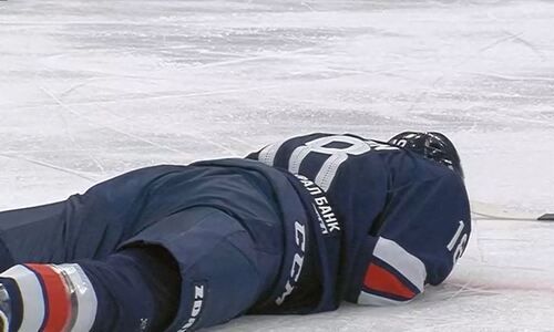 Фотография к новости: Хоккеиста сборной Казахстана увезли на "скорой" после матча плей-офф КХЛ