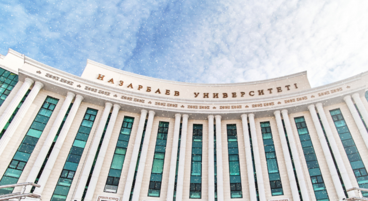 Плакат "Zа наших" в здании Назарбаев Университета прокомментировали в вузе