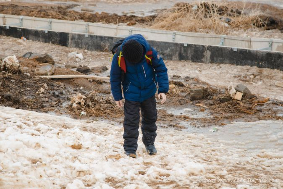 "Утопают в грязи". Как столичные школьники добираются до школы Binom