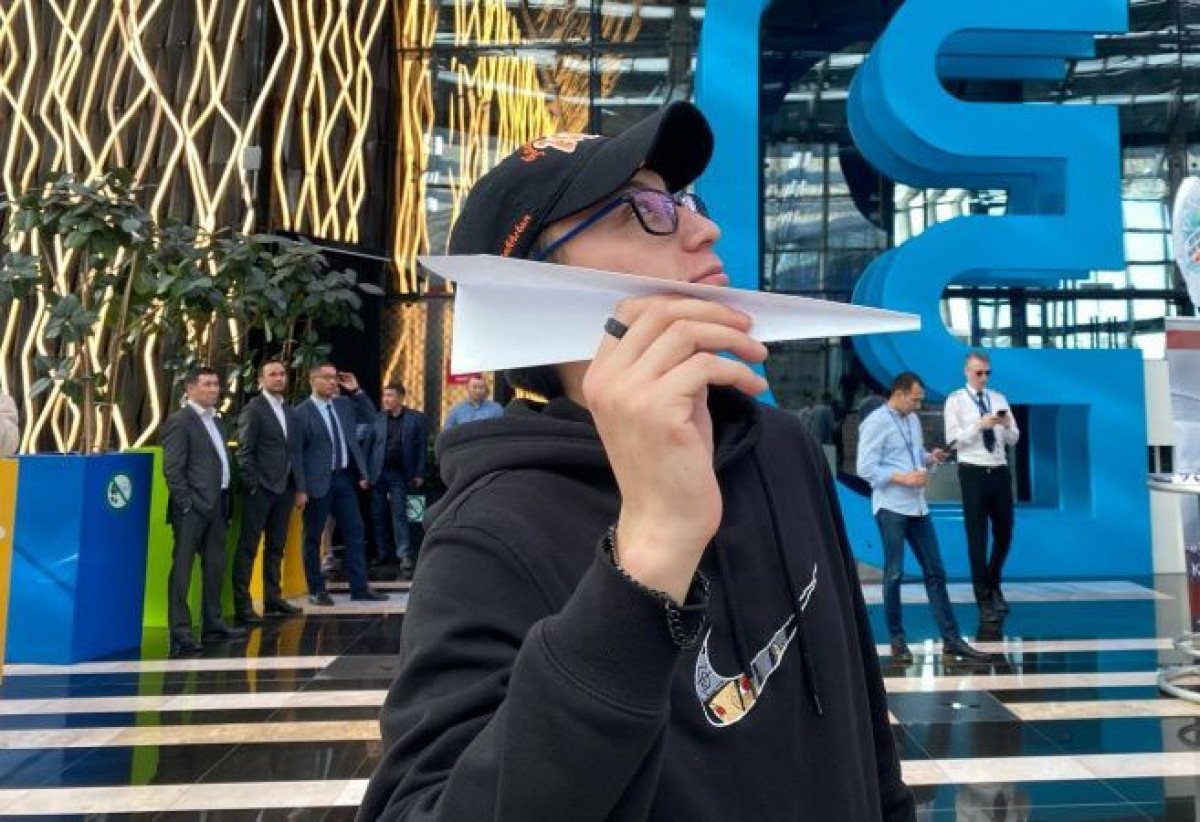 Финал чемпионата мира по запуску бумажных самолетиков прошел в Нур-Султане