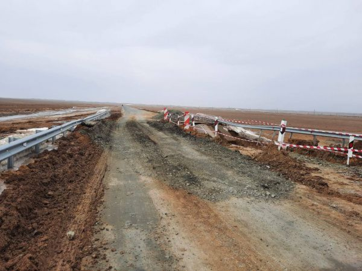 Дорогу смыло талыми водами в Актюбинской области