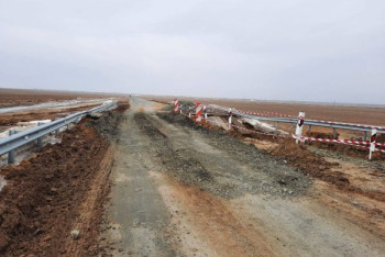 Фотография к новости: Дорогу смыло талыми водами в Актюбинской области