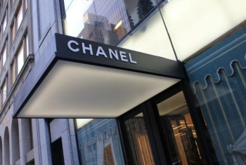 Фотография к новости: Chanel не продает товары россиянам за границей