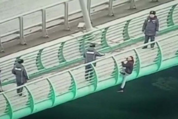 Фотография к новости: "Плакал и не подпускал к себе" — парень пытался спрыгнуть с моста в Нур-Султане