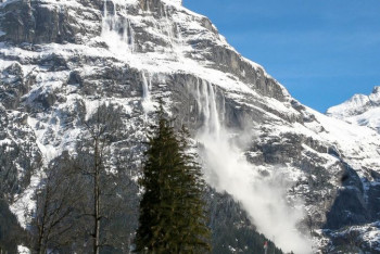 Фотография к новости: Из-за лавины закрыли участок дороги в санаторий ВКО